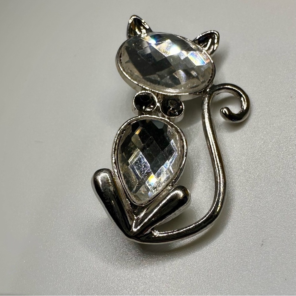 Silver Tone Crystal Cat Brooch Pin – Faceted Rhinestone Kitty